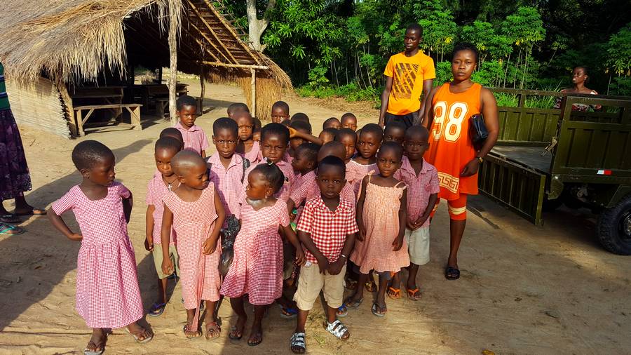 Élèves du jardin d'enfant du village de Kodzé avec leur enseignante