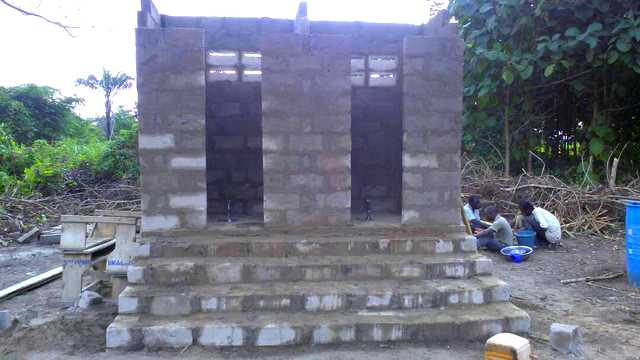 Construction des murs des latrines
