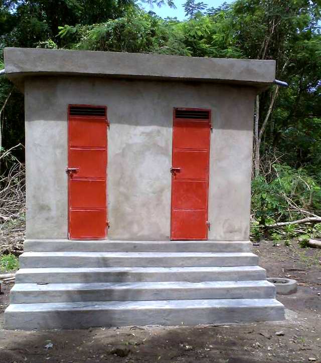 Bloc de 2 Latrines en cours de finition