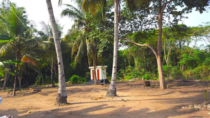 Les latrines d'un des quartiers apv togo