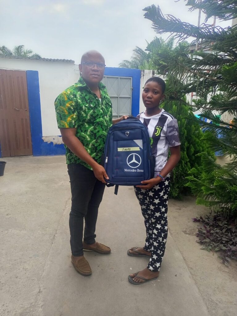 Fournitures scolaires APV Togo association humanitaire de Dordogne