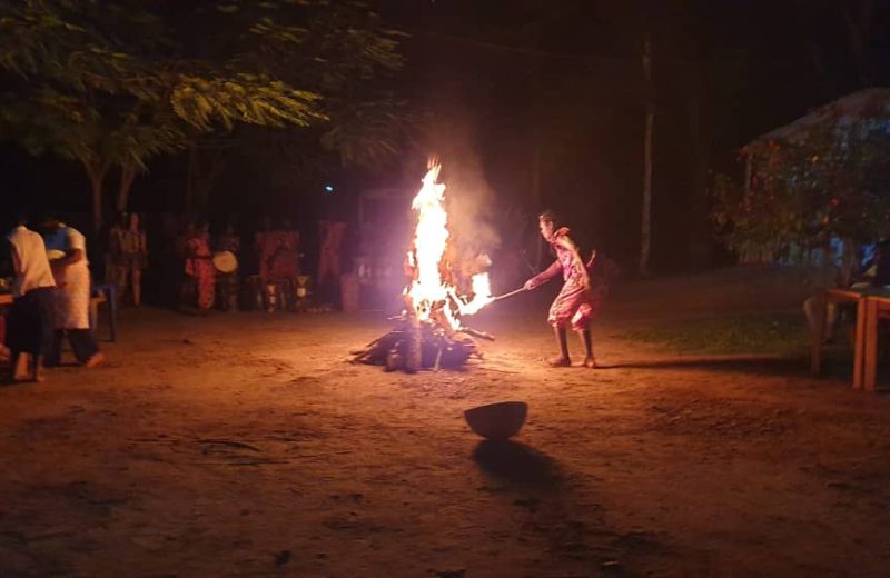 Danseurs & musiciens autour du feu à la ferme Yaka Yalé à Kpalime au Togo